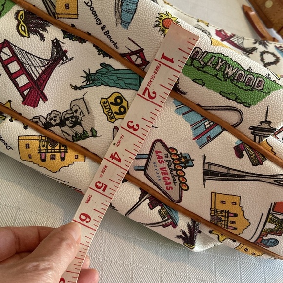 Dooney Bourke Americana landscapes purse gateway arch, Las Vegas landmarks - Picture 5 of 16